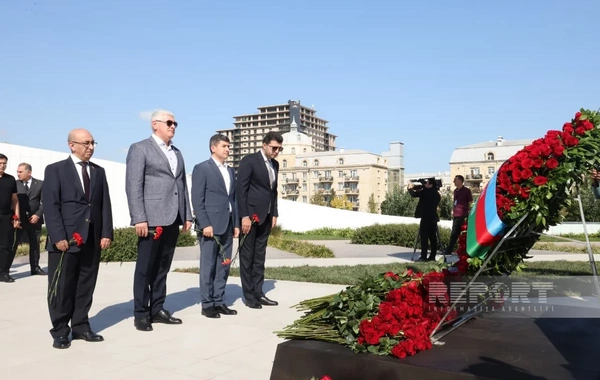 Dövlət və hökumət rəsmiləri Bakıdakı Zəfər parkında olublar