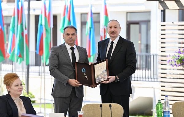 İlham Əliyev Zəngilanda ilk yaşayış kompleksinə köçən ailələrlə görüşüb