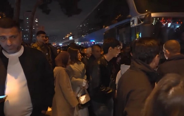 Gör, qadınlar nə əziyyət çəkirlər! - Avtobus zolaqları tıxac yaradır?