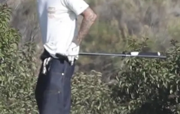 Джастин Бибер справил нужду прямо на гольф‑поле