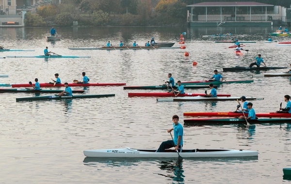 Leyla Əliyeva Mingəçevirdə yerləşən avarçəkmə bazasında idmançılarla görüşüb