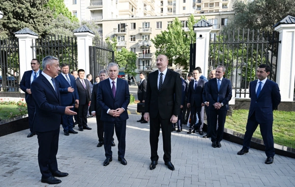 Ильхам Алиев и Шавкат Мирзиёев приняли участие в открытии нового здания посольства Узбекистана