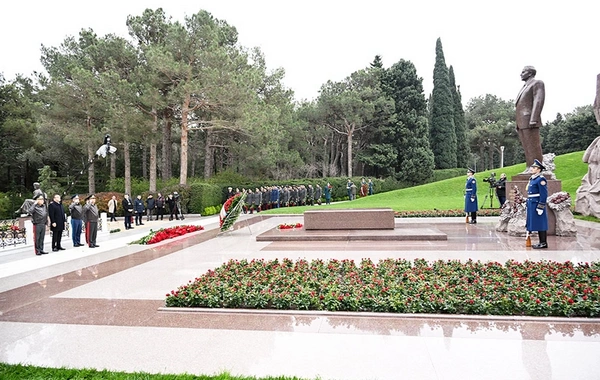 Müdafiə Nazirliyinin rəhbərliyi Ulu Öndərin məzarını ziyarət edib