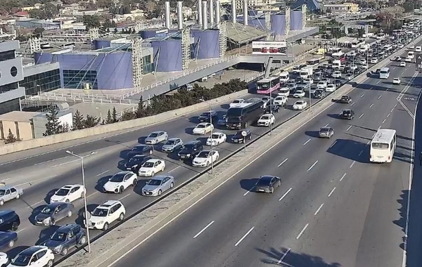 Bakının bir sıra yollarında tıxac yaranıb