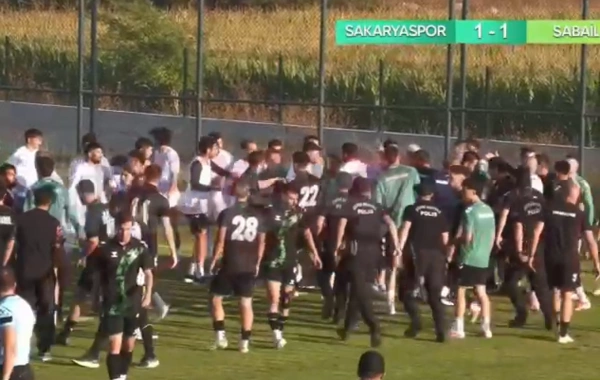 Azərbaycan və Türkiyə klublarının futbolçuları arasında KÜTLƏVİ DAVA - ANBAAN VİDEO