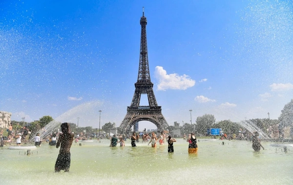 Parisdə daha bir turistik məkan kəskin istilərə görə iş rejimini dəyişdi