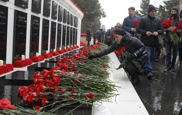 SOCAR kollektivi Şəhidlər xiyabanını ziyarət edib