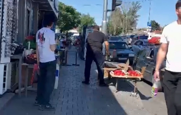 Bakıda mağazalar piyada səkilərini zəbt etdilər
