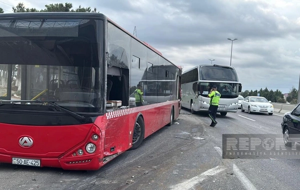 Bakı-Quba yolunda yük maşını ilə sərnişin avtobusu toqquşub, xəsarət alanlar var