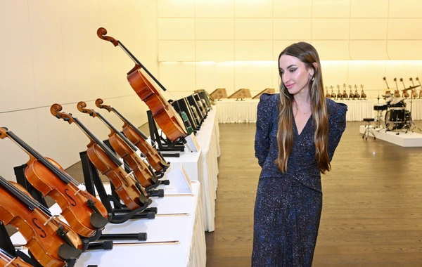 Heydər Əliyev Fondunun dəstəyi ilə alınan musiqi alətlərinin təqdimatı olub Heydər Əliyev Fondunun dəstəyi ilə alınan musiqi alətlərinin təqdimatı olub