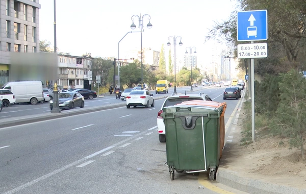 Коммунальный бунт в Баку: мусорные баки захватили автобусную полосу