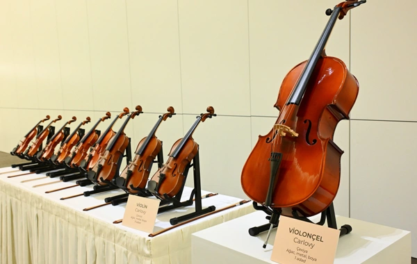 Heydər Əliyev Fondunun dəstəyi ilə alınan musiqi alətlərinin təqdimatı olub Heydər Əliyev Fondunun dəstəyi ilə alınan musiqi alətlərinin təqdimatı olub
