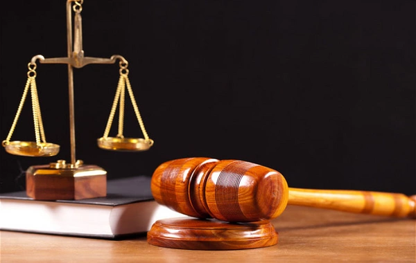 Bakıda hoteldə anasını qətlə yetirməkdə təqsirləndirilən 17 yaşlı oğlana hökm oxunub