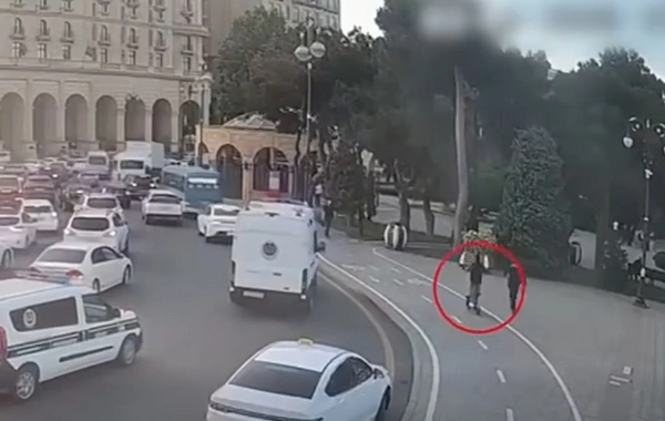 Yol polisi skuter sürən uşağı xilas etdi – Anbaan