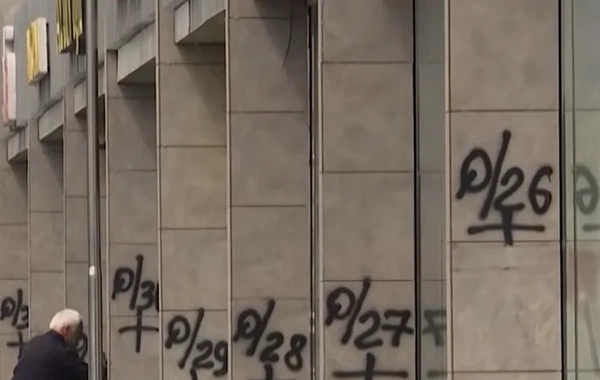 Объекты на бакинском проспекте пометили черной краской: в чем причина?