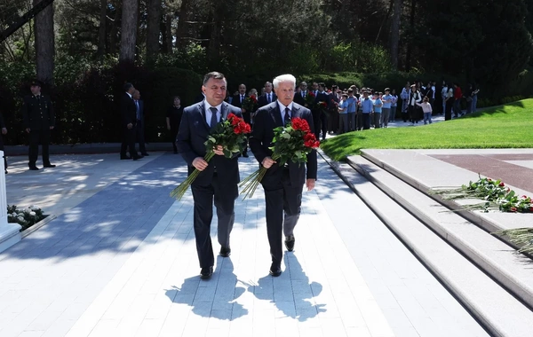 İqtisadiyyat Nazirliyinin rəhbərliyi Fəxri xiyabanda Ulu Öndər Heydər Əliyevin məzarını ziyarət edib