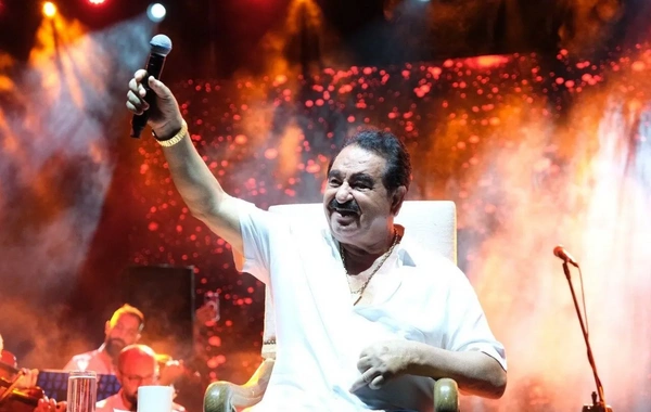 İbrahim Tatlısesin konsertində fanatı özünü səhnəyə atdı