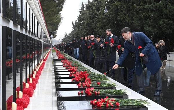 SOCAR kollektivi Şəhidlər xiyabanını ziyarət edib