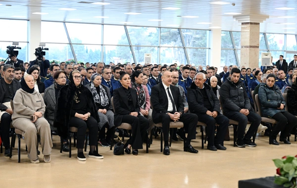 İlham Əliyev təyyarə qəzasında həlak olan ekipaj üzvlərinin vida mərasimində iştirak edib