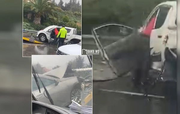 Aeroport yolunda ağır QƏZA: Üç avtomobil toqquşub, biri aşıb