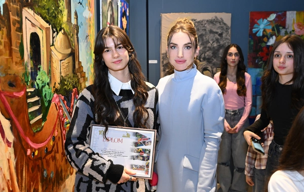 Arzu Əliyeva və Alena Əliyeva "Rənglərdə yaşanan 10 il" mövzusunda keçirilən sərgidə iştirak ediblər