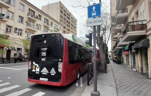 Пешеходы и автобусы на одной дороге: опасная ситуация в центре Баку