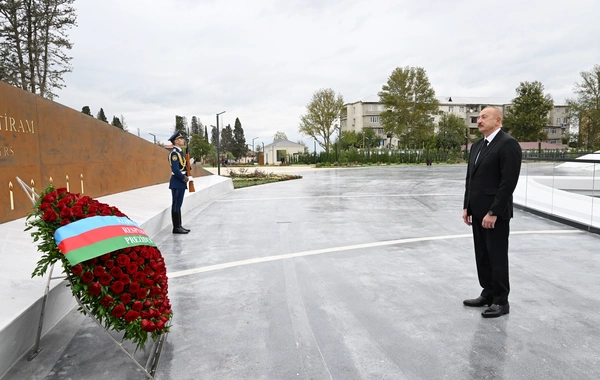 İlham Əliyev Anım Günü ilə əlaqədar Vətən müharibəsi şəhidlərinin xatirəsini bir dəqiqəlik sükutla yad edib