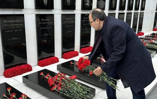 Cahit Bağcı Şəhidlər xiyabanını ziyarət etdi