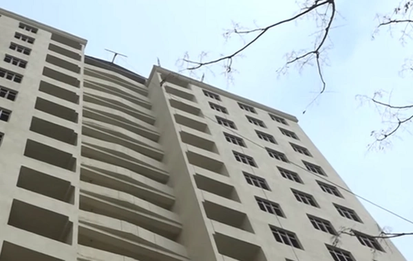 Evimizi sökdülər, 10 ildir binanı təhvil vermirlər - Sakinlər tikinti şirkətindən şikayət etdilər