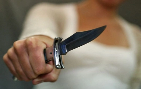 Bıçaqla kişilik sübutu: Yeniyetmələr arasında təhlükəli düşüncə yayılır