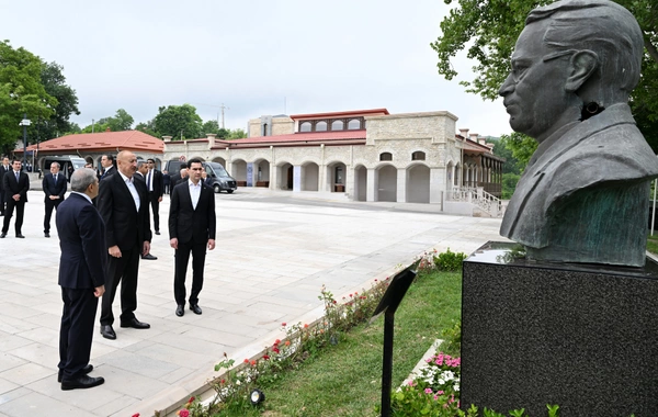 Prezidentlər Şuşada Azərbaycanın tanınmış şəxsiyyətlərinin işğal dövründə güllələnmiş büstlərinə baxıblar