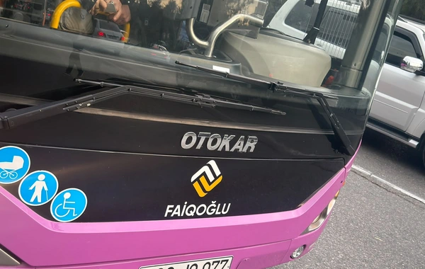 Bakıda 18 saylı avtobusda qalmaqal: Sərnişinlər yıxıldı, sürücü isə kobudluq etdi