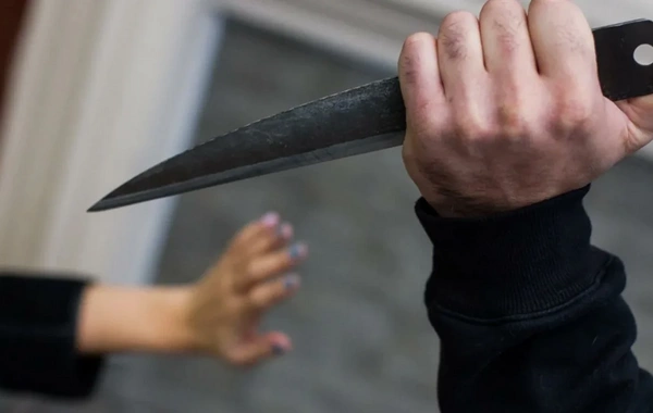 Ağdamda gənc qız üzündən bıçaqlandı: Yaralı paytaxt xəstəxanasına köçürüldü