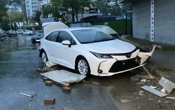 İstanbuldakı leysandan sonra MƏNZƏRƏ - 50-dən çox avtomobil tərsinə çevrildi