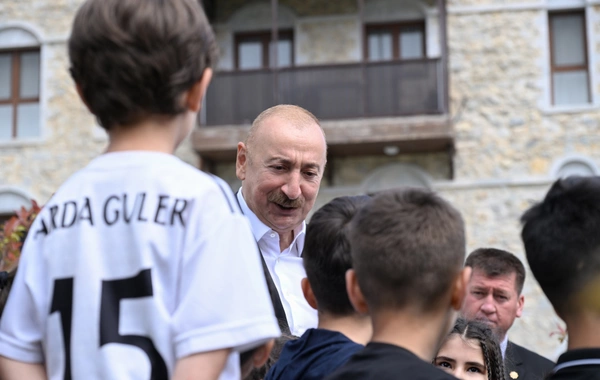 İlham Əliyev və Sərdar Berdiməhəmmədov Şuşa şəhərində inşa edilmiş birinci yaşayış kompleksində olublar