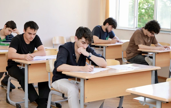 Bu gün abituriyentlər I və IV ixtisas qrupları üzrə imtahan veriblər