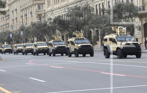 В Баку прошел марш военнослужащих в честь Дня Победы