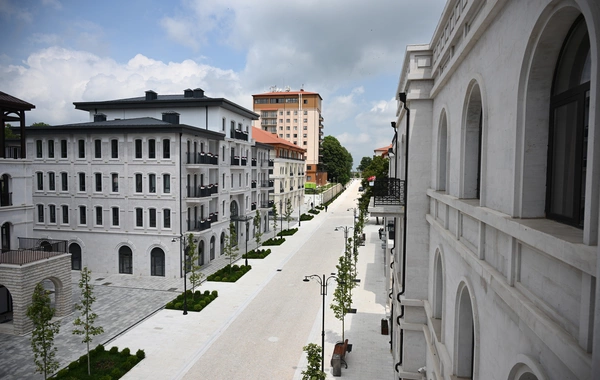 İlham Əliyev Şuşanın Qarabağ küçəsində dövlət-özəl tərəfdaşlığı çərçivəsində həyata keçirilmiş işlərlə tanış olub