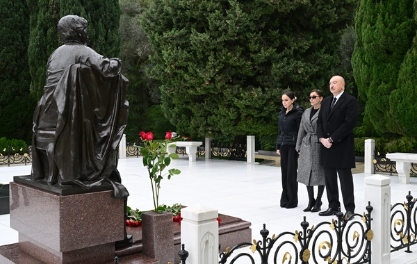 Prezident İlham Əliyev və birinci xanım Mehriban Əliyeva Ümummilli Lider Heydər Əliyevin məzarını ziyarət ediblər