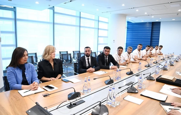 Rövşən Nəcəf Dünya Korporativ Oyunlarının qalibi olan komanda ilə görüşüb