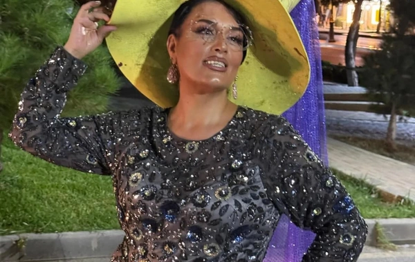 Elza Seyidcahanın şlyapası gündəm oldu