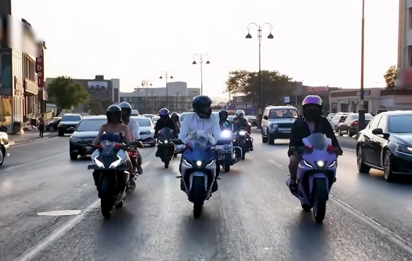 Motosikletlə toya gələn bəy və gəlin görənləri təəccübləndirdilər