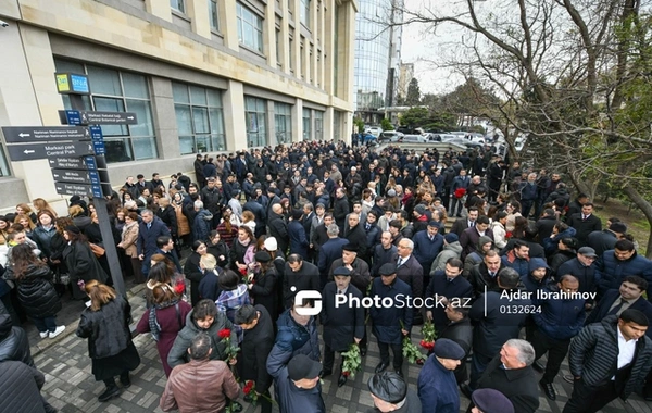 Azərbaycan xalqı Heydər Əliyevin xatirəsini yad edir