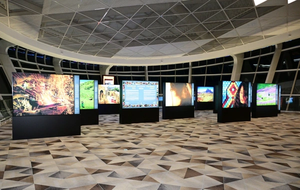 Leyla Əliyeva "Yüksələn işıq" sərgisində iştirak edib