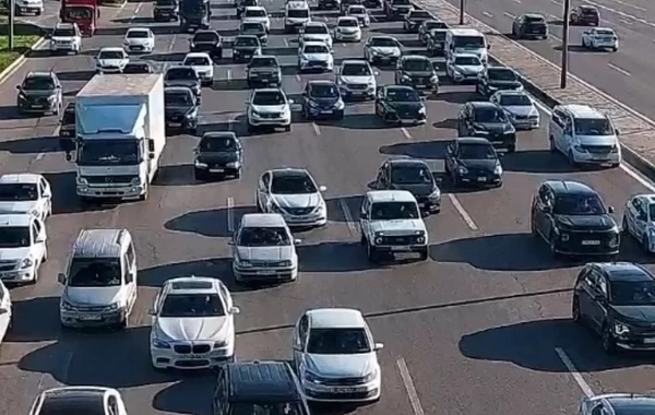 Bakının bir sıra yollarında tıxac yaranıb