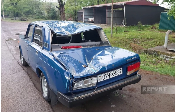 Lənkəranda ağac avtomobilin üzərinə aşıb, qayınana və gəlin xəsarət alıb