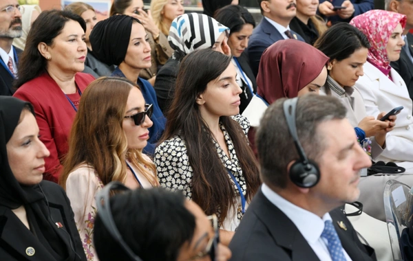 Leyla Əliyeva və Arzu Əliyeva Nyu-Yorkda sərgidə iştirak ediblər