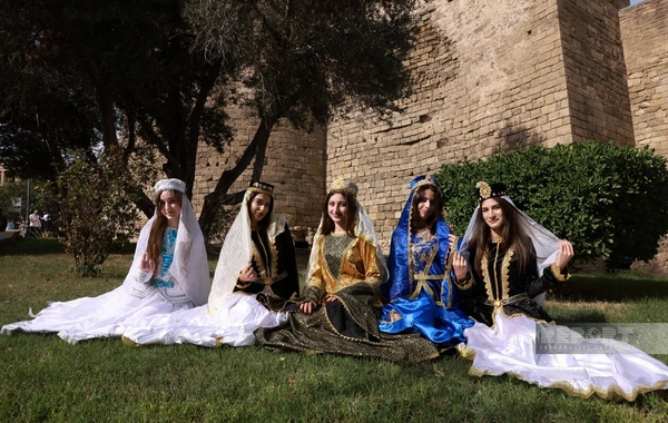 Bakının mərkəzində QHT-lər milli baş örtüyü – kəlağayı ilə yürüş keçiriblər