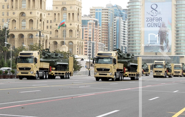 В Баку прошел марш военнослужащих в честь Дня Победы