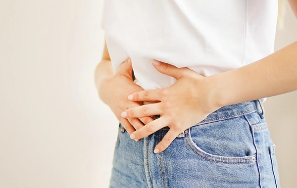 Тошнота и боль в животе могут быть признаками сердечного приступа у женщин